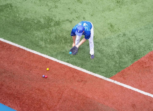 DeNAピープルズはキャッチボールの前に、重さと色が違うボールをフェンスに投げる