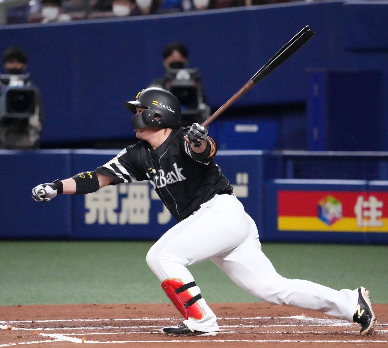 中日対ソフトバンク　1回表ソフトバンク2死一、二塁、左前適時打を放つ甲斐（撮影・森本幸一）