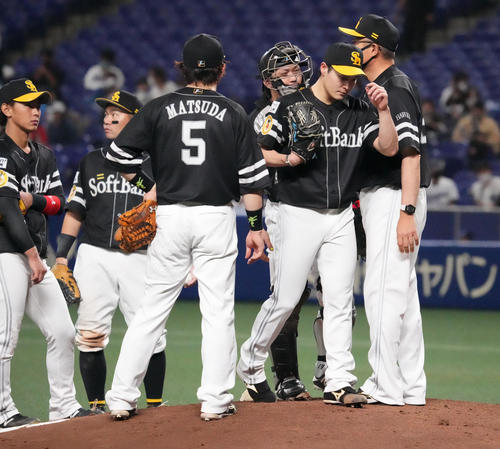 中日対ソフトバンク　4回裏中日無死、降板するソフトバンク先発の笠谷（右から2人目）（撮影・森本幸一）