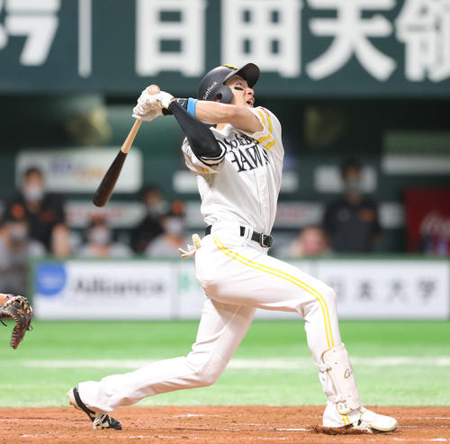 ソフトバンク対巨人　3回、柳田は2点本塁打を放つ（撮影・梅根麻紀）