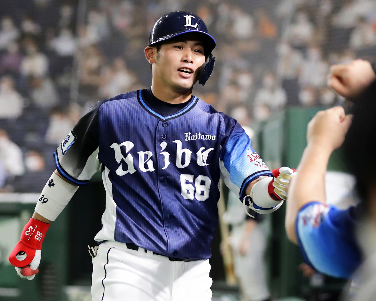 1日巨人戦の7回表、ソロ本塁打を放った岸は笑顔でナインとハイタッチ（撮影・浅見桂子）