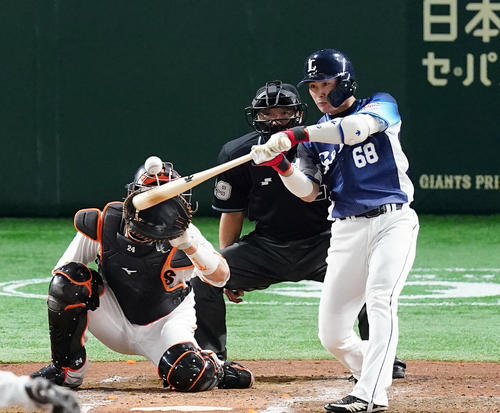 1日巨人戦の7回表、左越えに本塁打を放つ岸(撮影・菅敏)