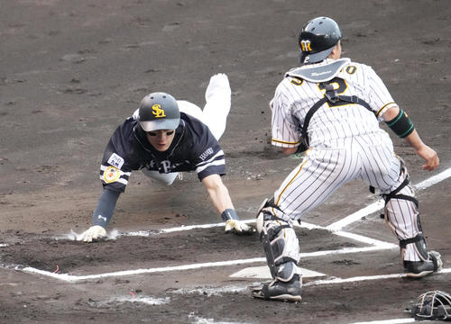 阪神対ソフトバンク　6回表、真砂の左中間への二塁打で一塁から一気に生還する柳田（撮影・清水貴仁）