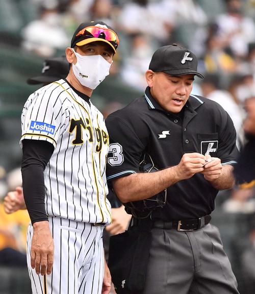 阪神対ソフトバンク　選手交代を告げる矢野監督（撮影・上田博志）