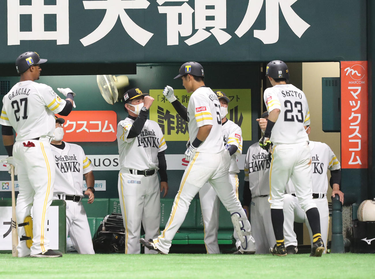 ソフトバンク上林誠知を迎える工藤公康監督（2021年5月5日撮影）