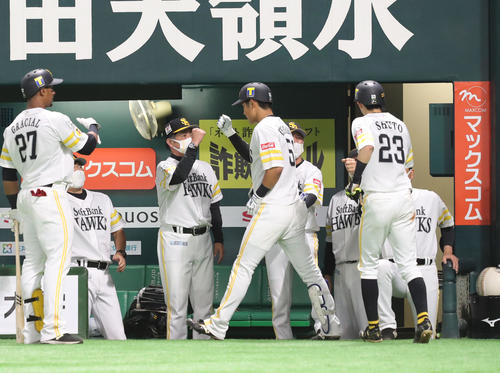 ソフトバンク上林誠知を迎える工藤公康監督（2021年5月5日撮影）