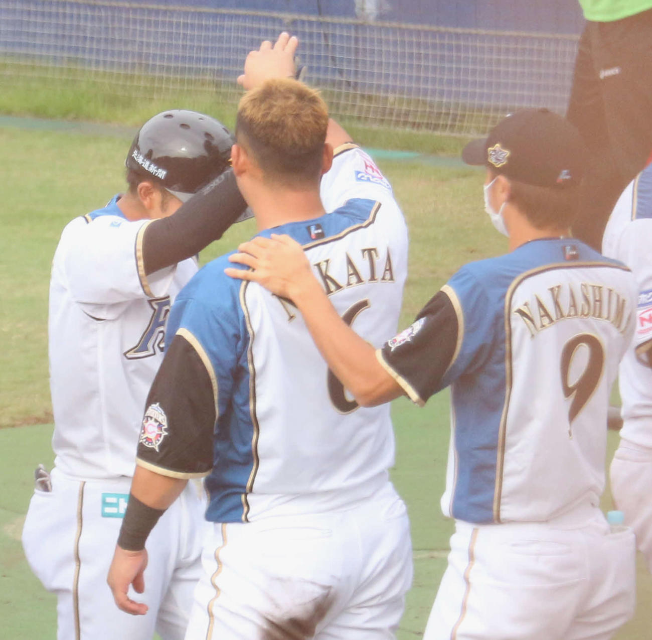 イースタン・リーグ日本ハム対巨人　サヨナラ内野安打を放った日本ハム今川優馬外野手は中田とハイタッチ（右は中島）（2021年6月2日撮影）
