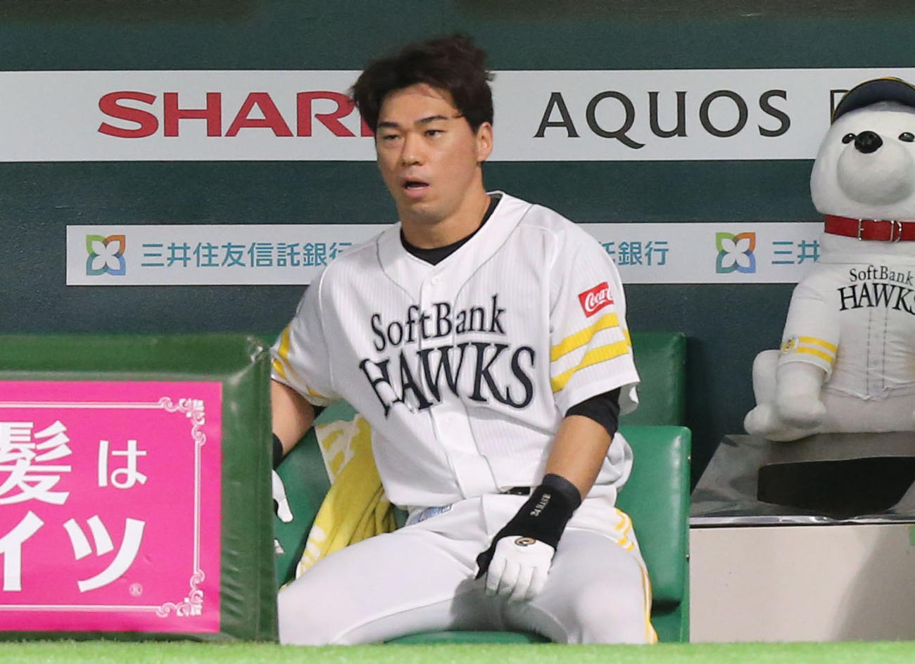 試合終了後、ベンチに座り込むソフトバンク長谷川（撮影・屋方直哉）