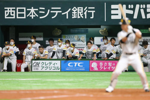 9回裏ソフトバンク2死一、二塁、試合を見つめるソフトバンクナイン（撮影・屋方直哉）
