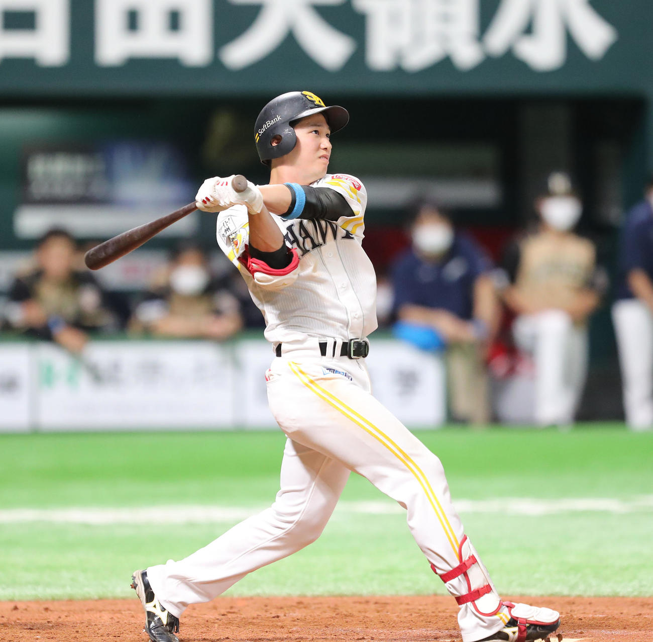 ソフトバンク対日本ハム　9回裏ソフトバンク2死、栗原は右越えに同点本塁打を放つ（撮影・梅根麻紀）