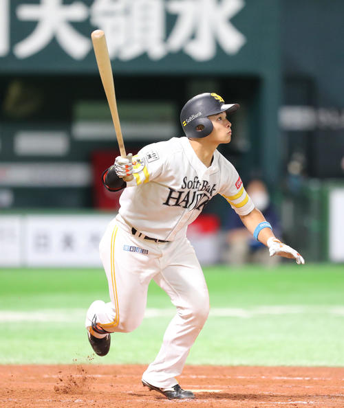 ソフトバンク対日本ハム　5回裏ソフトバンク無死、谷川原は右越えに先制本塁打を放つ（撮影・梅根麻紀）