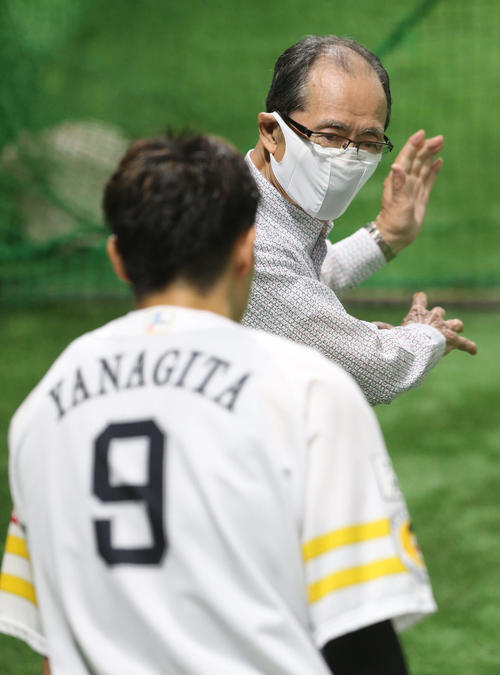 ソフトバンク対日本ハム 試合前練習で柳田を指導する王球団会長(撮影・梅根麻紀)