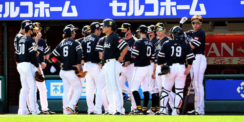 楽天対ソフトバンク　3回の攻撃を前に円陣を組むソフトバンクナイン（撮影・滝沢徹郎）