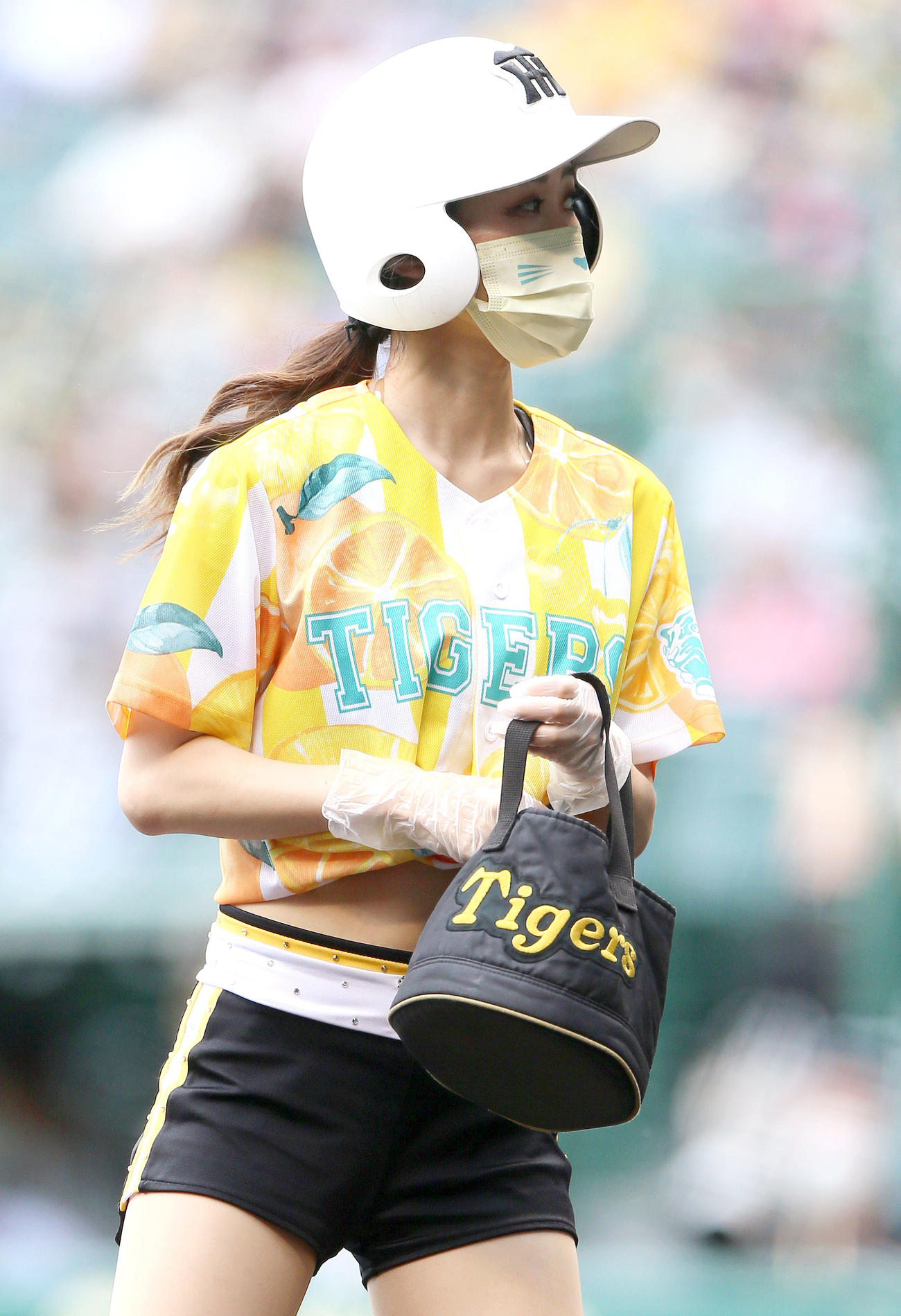 阪神対DeNA　「TORACO DAY」で「TORACOユニホーム」と「トラひげマスク」をつけるボールガール（撮影・上山淳一）