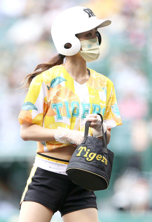 阪神対DeNA　「TORACO DAY」で「TORACOユニホーム」と「トラひげマスク」をつけるボールガール（撮影・上山淳一）