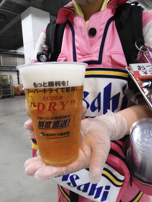 25日のDeNA戦から平日ナイターは、午後6時50分までの限定でビールの売り子販売が復活した