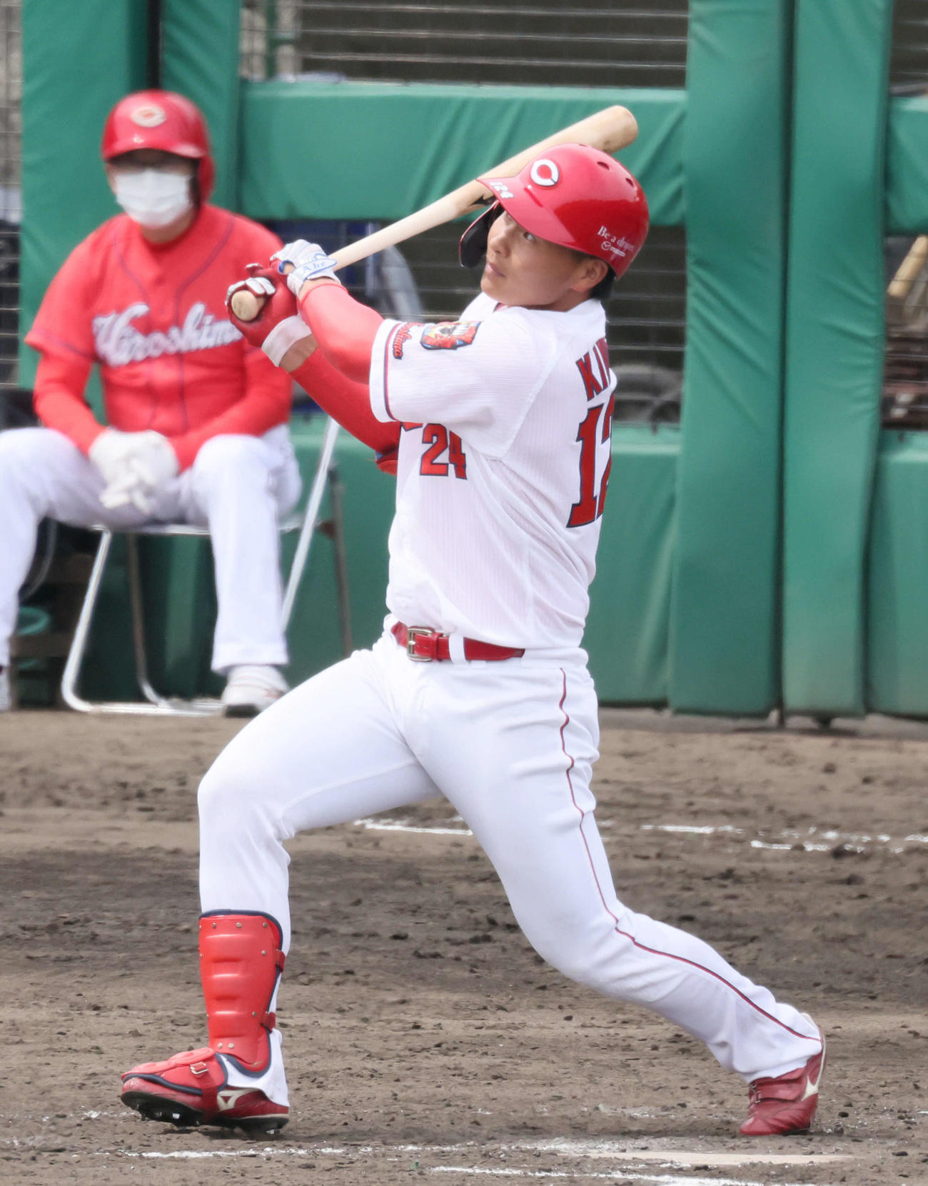 プロ野球ウエスタン広島対中日　4回裏広島無死、木下元秀は右越え本塁打を放つ（2021年4月15日撮影）