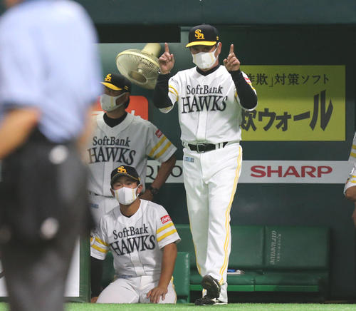 ソフトバンク対西武　6回表西武1死一、二塁、工藤監督はリクエストを要求する（撮影・屋方直哉）