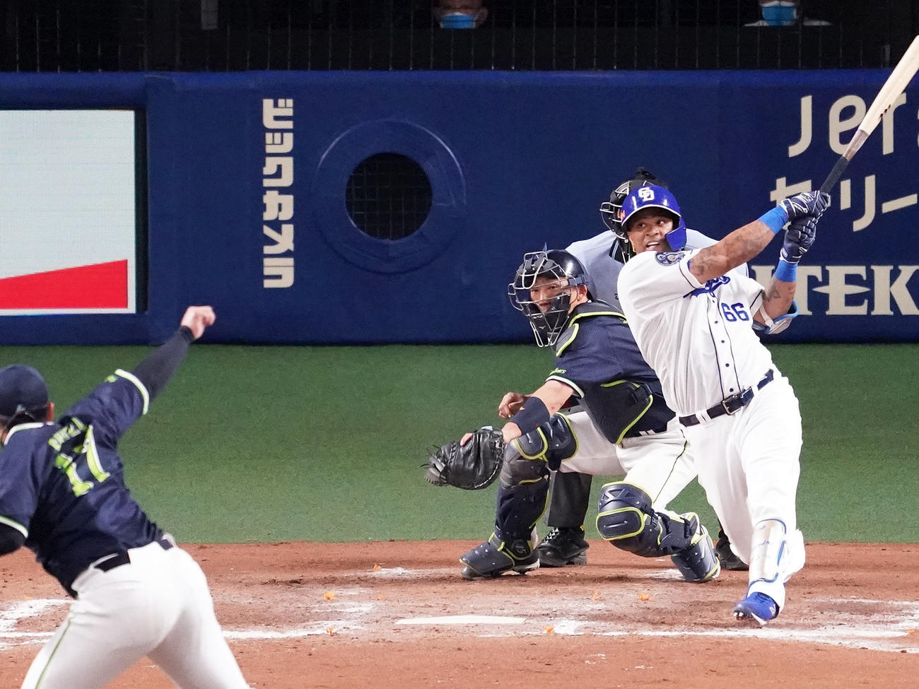 4日ヤクルト戦の8回、右中間スタンドへ2点本塁打を放つダヤン・ビシエド