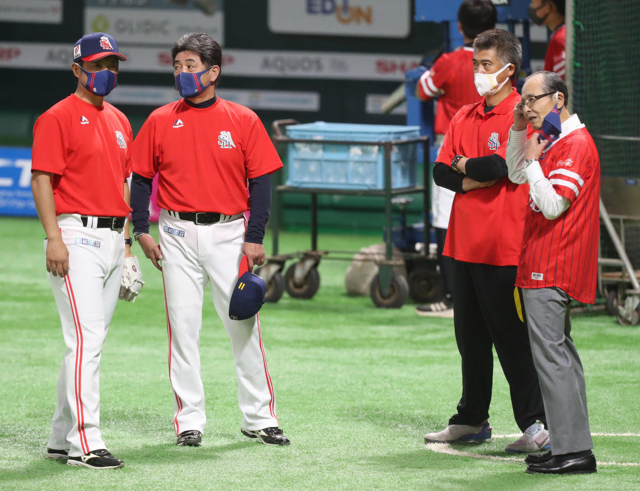 談笑するソフトバンクの、左から小久保ヘッドコーチ、工藤監督、城島球団会長付特別アドバイザー、王球団会長（撮影・屋方直哉）