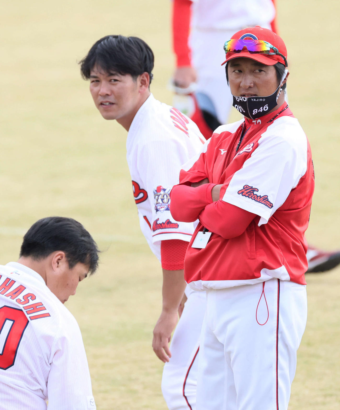 右から、東出輝裕打撃コーチ、小窪哲也、高橋大樹（2020年11月1日撮影）