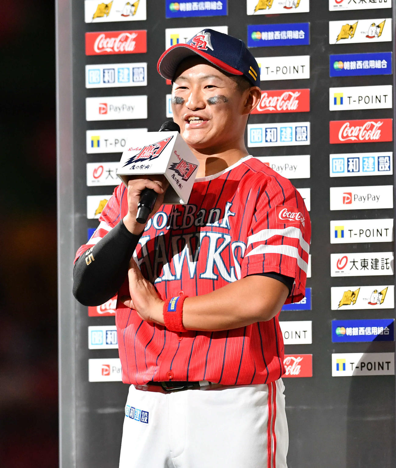 ソフトバンク対楽天　笑顔でヒーローインタビューに答える野村（撮影・岩下翔太）