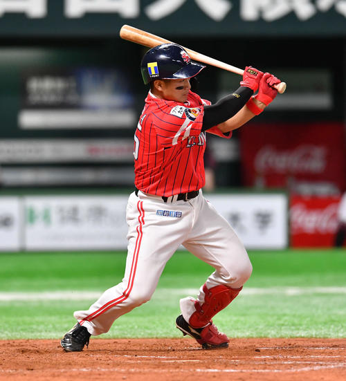 ソフトバンク対楽天　3回裏ソフトバンク無死満塁、野村は左前2点適時打を放つ（撮影・岩下翔太）