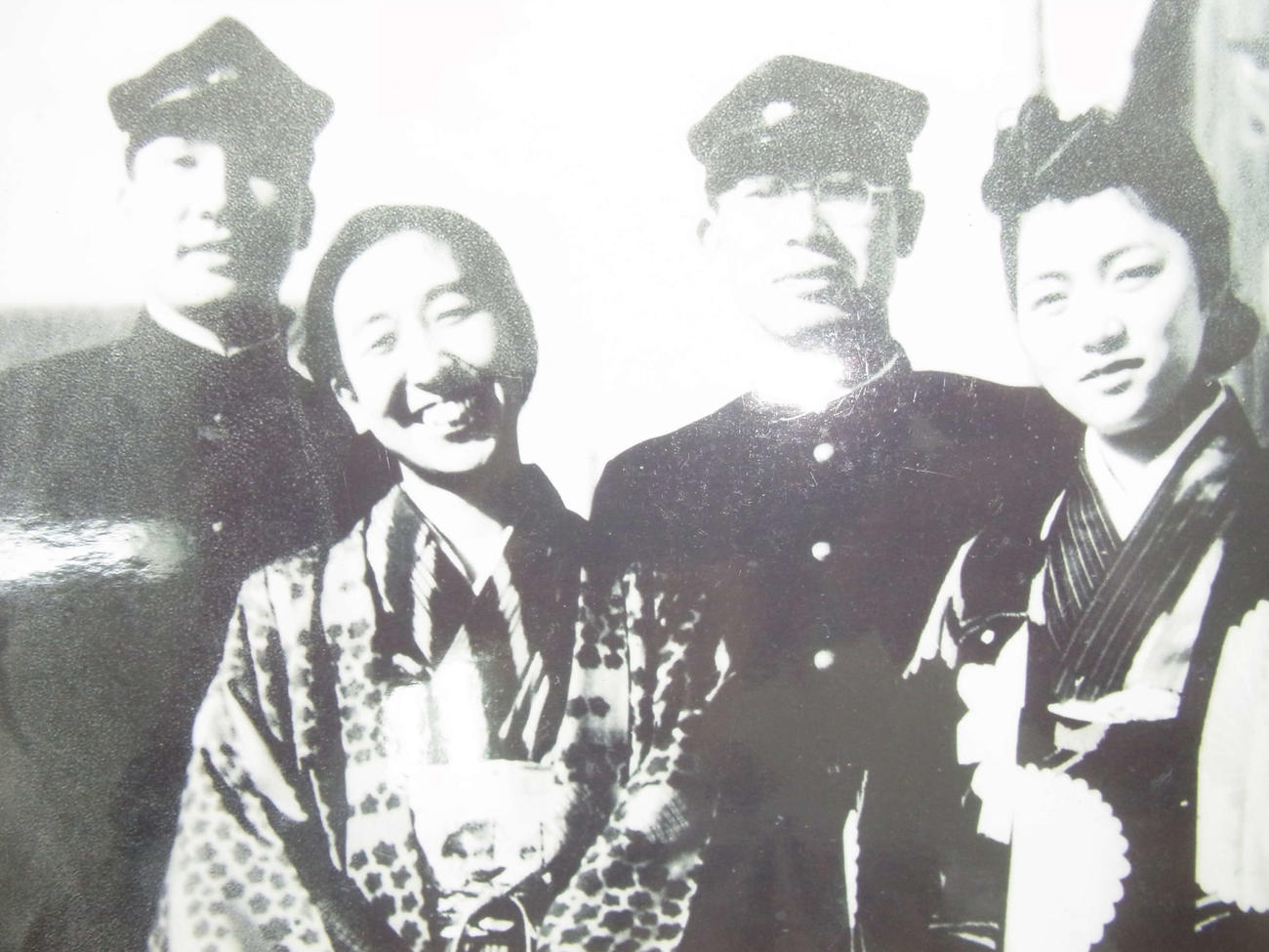 1943年11月20日に撮影された、左から嶋清一氏の盟友、古角俊郎氏、海草中学野球部産みの親の丸山直廣氏の繁代夫人、嶋清一氏、嶋氏の夫人