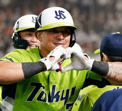 巨人対ヤクルト　6回表ヤクルト1死一、二塁、3点本塁打を放ち、カメラに向かってポーズをとるオスナ（撮影・菅敏）