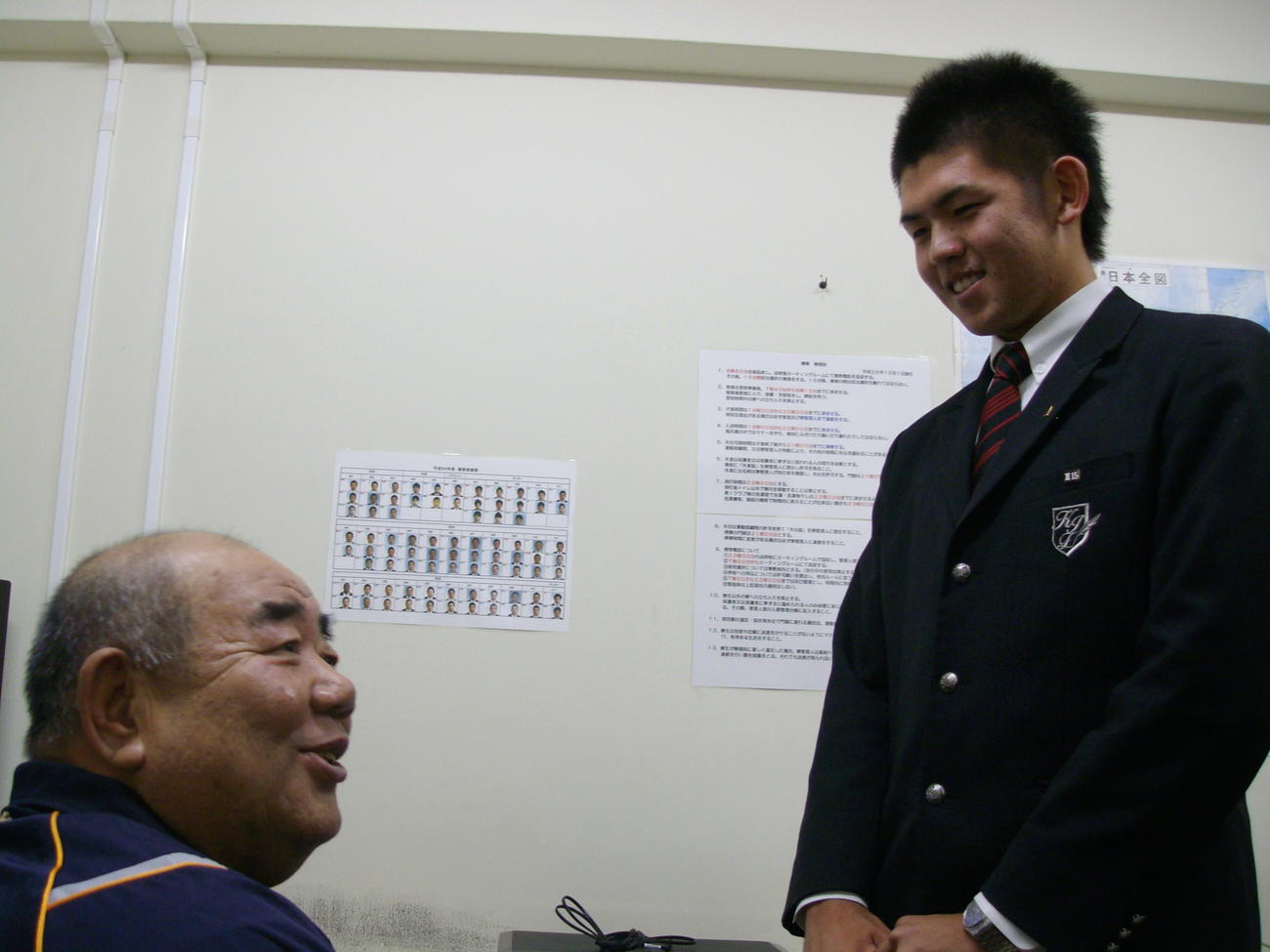2014年ドラフト会議　指名後に学校の寮で若生前監督に報告する九州国際大付・清水（右）（2014年10月23日撮影）