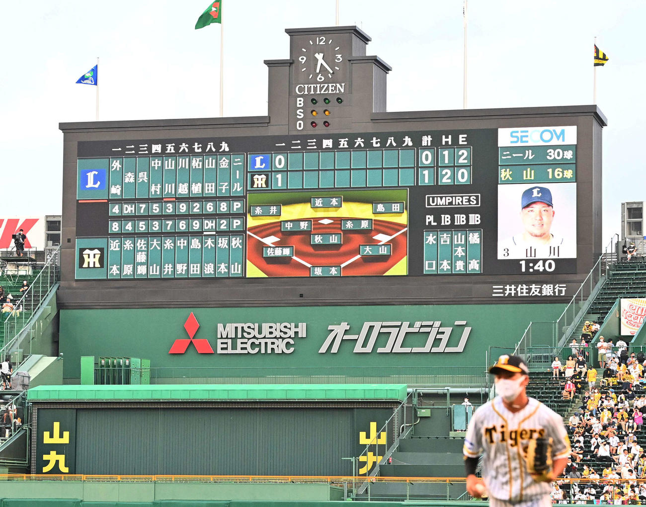 審判4人の名前が表示されたスコアボード