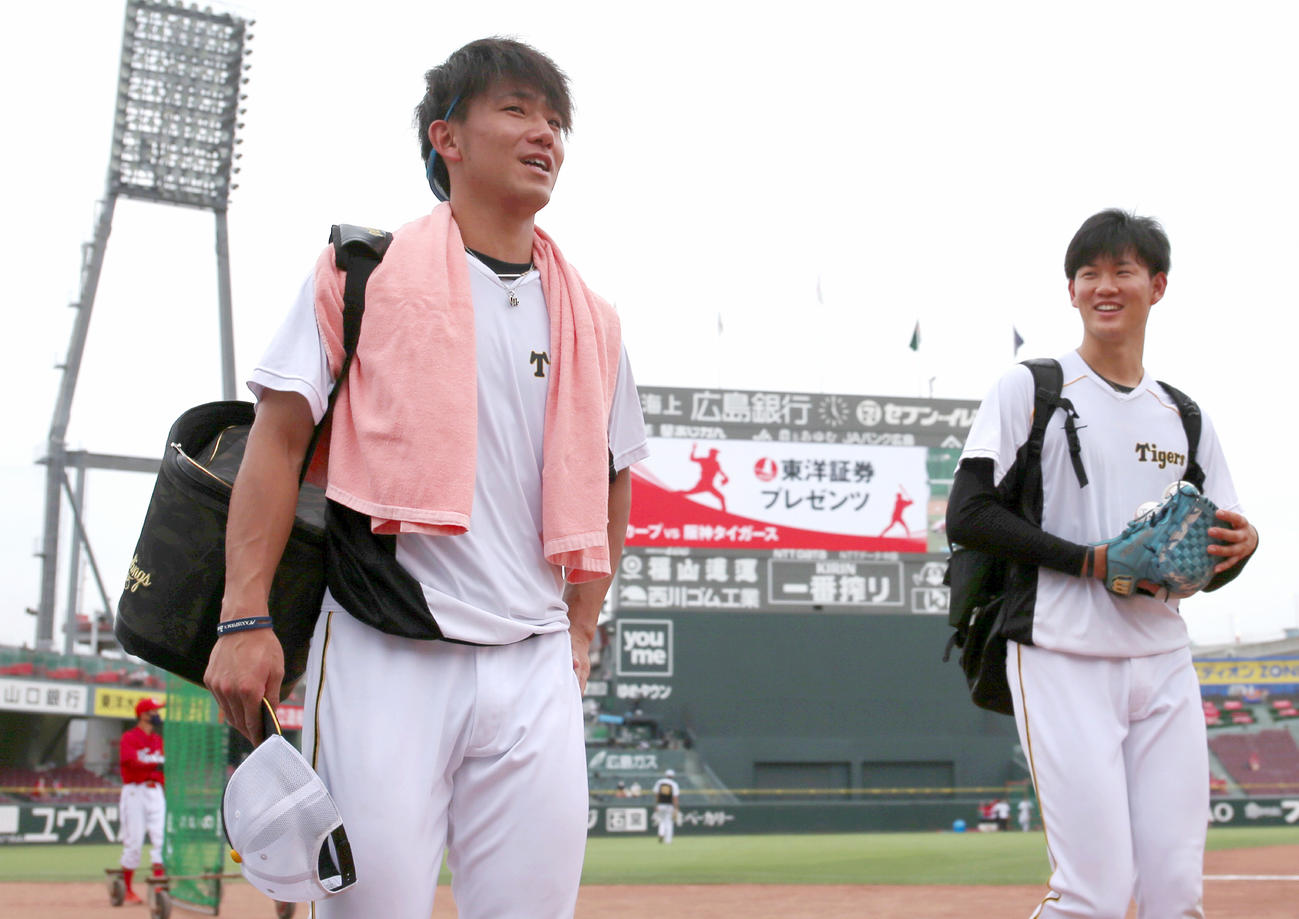 練習を終えて笑顔で引き揚げる伊藤将司（左）と及川雅貴（2021年7月2日）
