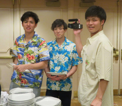 ハワイ日本一旅行のウエルカムパーティーでたわむれる、左からソフトバンク高橋礼、周東、甲斐野