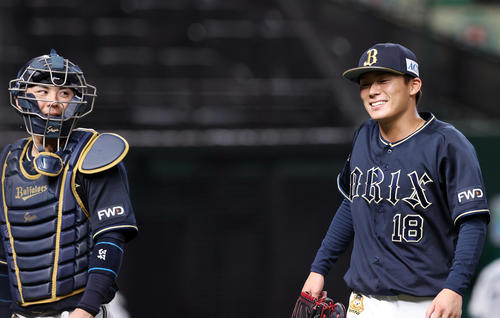 山本由伸（右）若月健矢