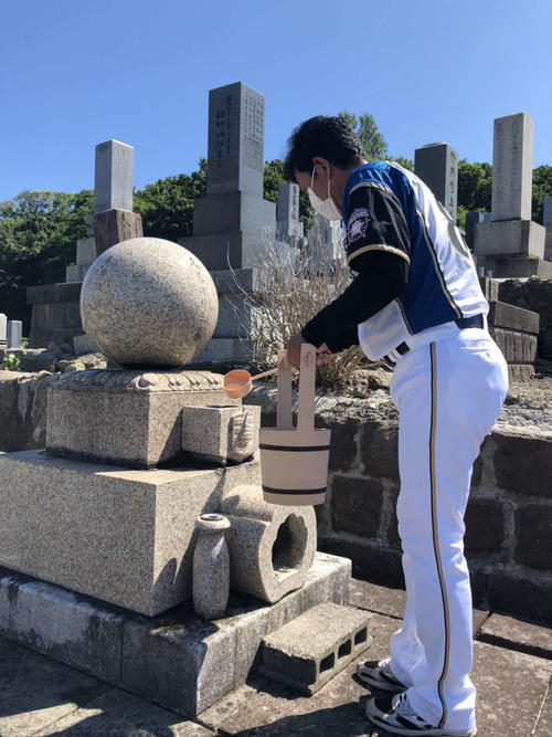 久慈次郎氏の墓を訪れた日本ハム栗山監督（球団提供）