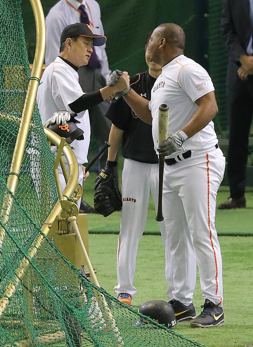 試合前、がっちり握手を交わす巨人原監督（左）とフランシスコ（2015年4月30日撮影）
