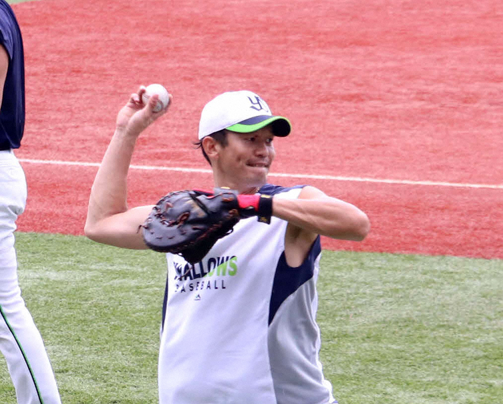 13日、1軍に合流しノックを受けるヤクルト坂口智隆外野手