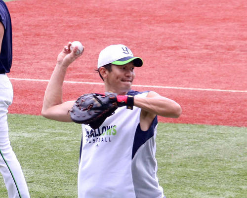 13日、1軍に合流しノックを受けるヤクルト坂口智隆外野手