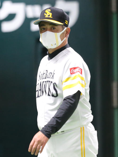 ソフトバンク対日本ハム　6回表に投手の交代を告げる工藤監督（撮影・屋方直哉）