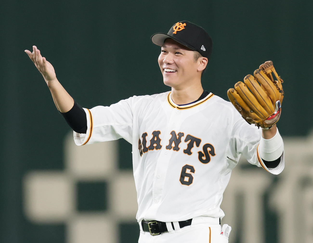 ビエイラにもっと喜ぶように笑顔で促す巨人坂本（2021年8月15日撮影）