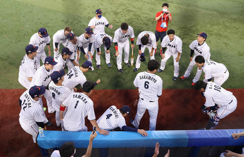 試合前の円陣で声出しする坂本（手前中央）（2021年8月7日撮影）