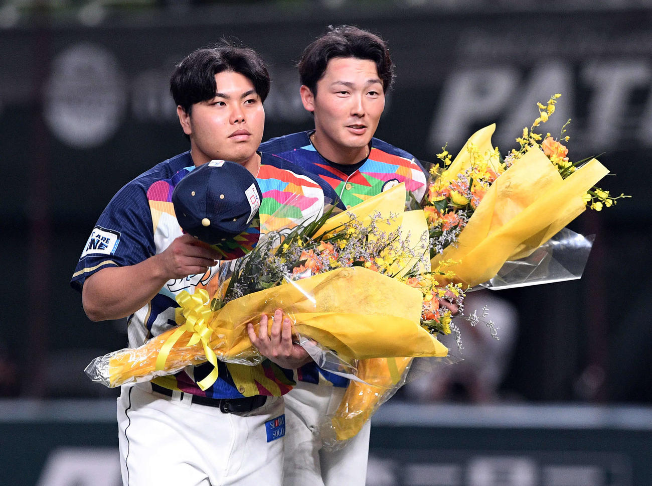 東京五輪日本代表凱旋（がいせん）セレモニーで花束を手に引き揚げる平良（左）と源田（2021年8月13日撮影）
