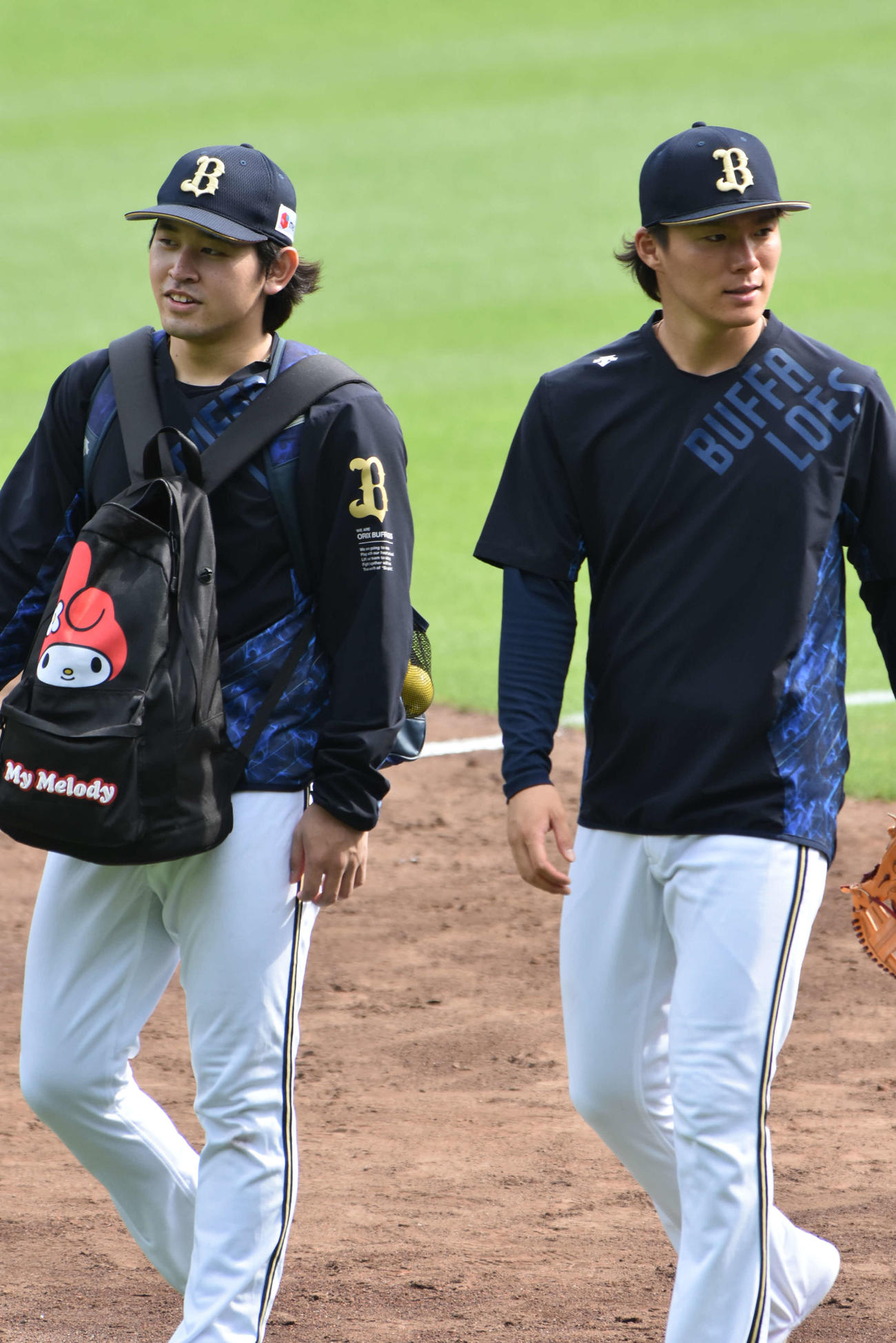 後輩の宮城大弥投手（19）と歩くオリックス山本由伸投手（22）（撮影＝真柴健）