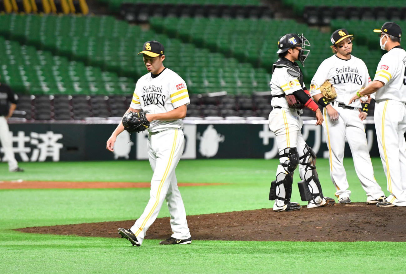 9回表、佐藤都に右越え2点本塁打を打たれ降板となった岩崎（撮影・岩下翔太）