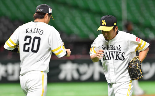 7回表ロッテ1死満塁、角中に押し出し四球を与え降板となり、肩を落としてベンチへ戻る嘉弥真（右）、左は3番手の甲斐野（撮影・岩下翔太）