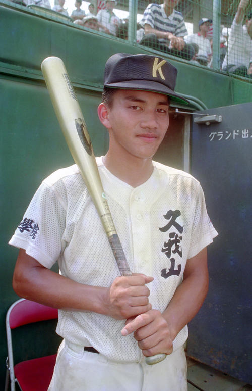 東亜学園対国学院久我山　東亜学園にサヨナラ勝ちし、試合後、カメラマンのリクエストに応えバットを手に笑顔を見せる国学院久我山・井口忠仁※延長12回裏に同点打（1992年7月25日）