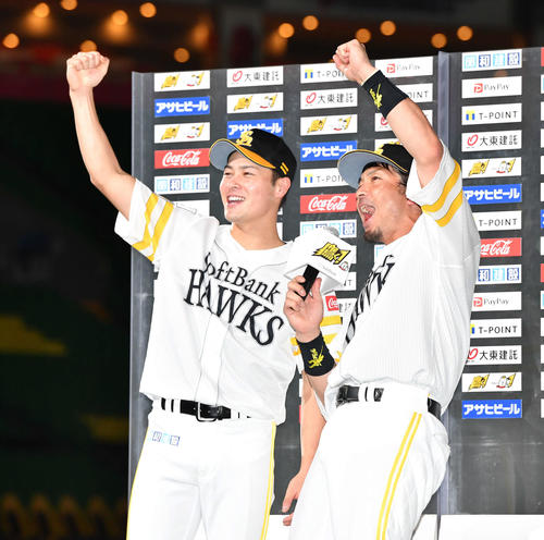 ロッテに勝利し、「1、2、3、マッチ！」でヒーローインタビューを締める松田（右）と笠谷（撮影・岩下翔太）