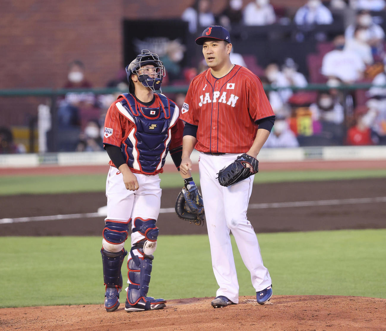 日本代表　梅野隆太郎と田中将大（2021年7月25日撮影）