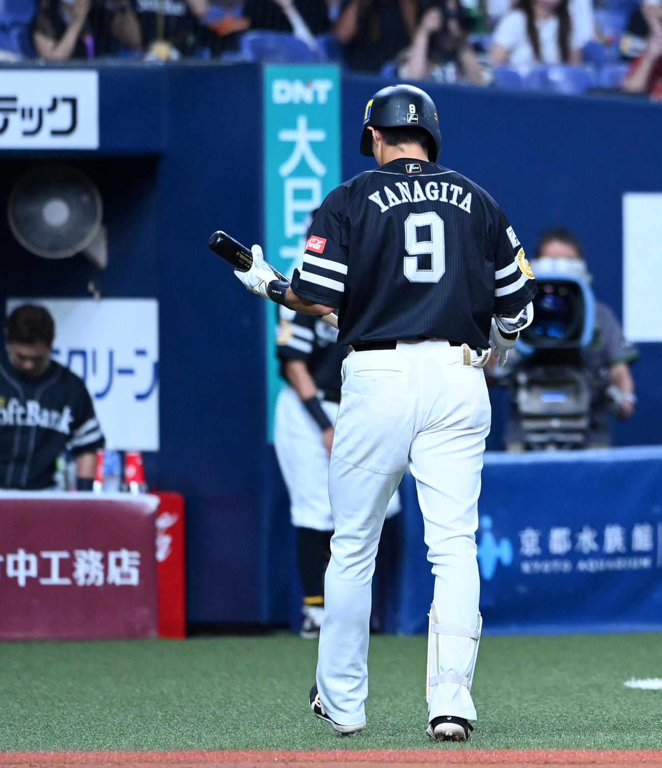 オリックス対ソフトバンク　9回表ソフトバンク2死一塁、空振りの三振に倒れがっくりとベンチに戻る柳田（撮影・前岡正明）