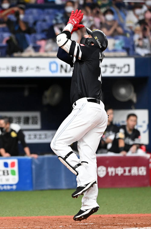 オリックス対ソフトバンク　5回表ソフトバンク無死、アルバレスは左中間に本塁打を放つ（撮影・前岡正明）